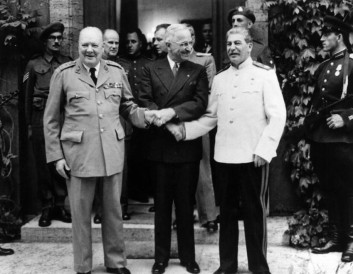 Stretta di mano tra Churchill Stalin e Truman