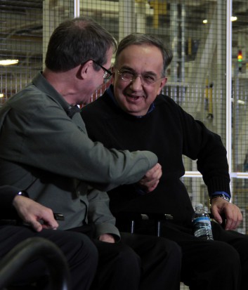 Stretta di mano tra il Presidente di UAW  Bob King e Sergio Marchionne durante la cerimonia allo stabilimento di Sterling Heights per celebrare la produzione del nuovo modello Chrysler 200 ( 14 marzo, 2014)