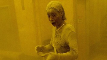 La celebre foto di una donna coperta di polvere in seguito all'attentato alle Torri gemelle
