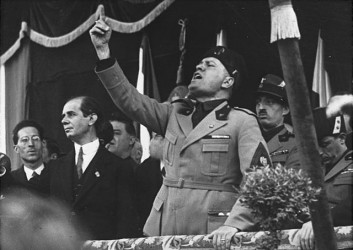 Comizio di Benito Mussolini a Milano in piazza Duomo, maggio 1930
