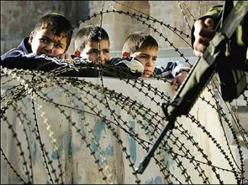 Ragazzi a Gaza - Gaza boys fenced in - AlphaBetaUnlimited - riotta.it