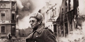 Vasilij Grossman nel 1945 tra le macerie di Berlino espugnata dall’Armata Rossa.
