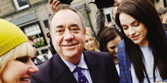 Il primo ministro scozzese Salmond fra alcune sostenitrici del «sì» nell’ultimo giorno di campagna elettorale