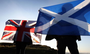 La bandiera scozzese insieme alla bandiera del Regno Unito