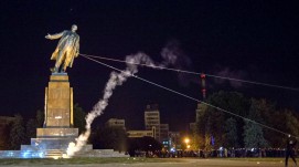 L&#039;abbattimento della statua a Kharkiv