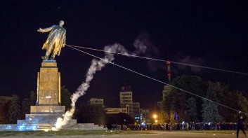 L'abbattimento della statua a Kharkiv
