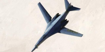 Un bombardiere dell'areonautica militare sorvola la Siria