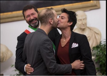 il Sindaco marino trascrive i matrimoni gay in Campidoglio