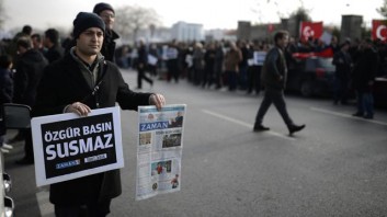 Le proteste ad Ankara e al Cairo